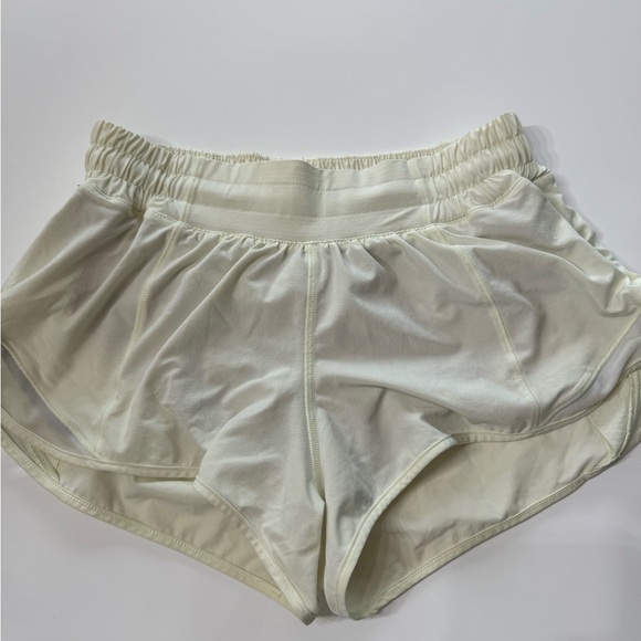 Lululemon Hotty Hot Low-Rise Lined Shorts 2.5” Size 4 - Picture 3 of 5